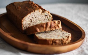 Свежий хлеб нарезан кусочками на деревянном подносе 