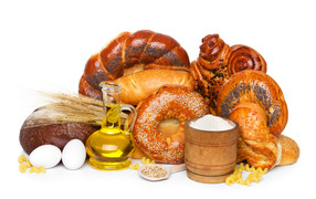 Свежая выпечка с мукой, маслом и яйцами на белом фоне