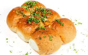 Чесночные булочки с зеленью на белом фоне