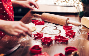 Сердце нарисовано на муке на столе с выпечкой