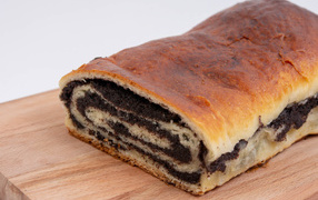 Вкусный сладкий рулет с маком на столе