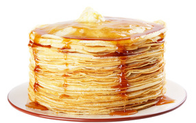 Тонкие блины с медом на тарелке на белом фоне