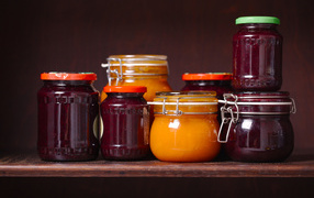 Много заготовок джема на зиму на столе 