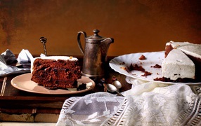 Кусок пирога на тарелке на столе с чаем 