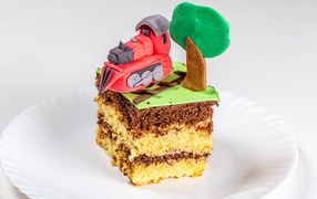 Кусок торта на белой тарелке с декором 