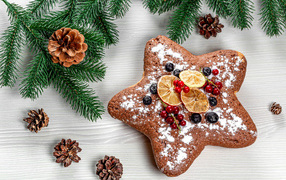 Аппетитный рождественский кекс в форме звезды с еловой веткой и шишками