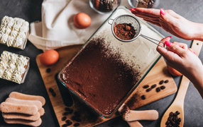 Аппетитный десерт посыпан какао 