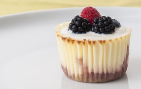 Аппетитный десерт с ягодами черники и малины 