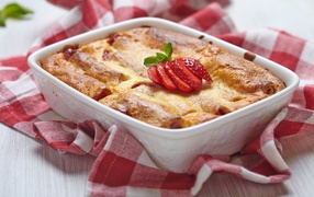 Аппетитный свежий пирог с клубникой на столе 