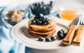 Аппетитные румяные оладьи с медом и ягодами черники
