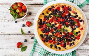 Аппетитный песочный пирог с ягодами клубники и черники 