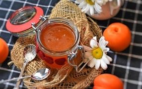 Абрикосовый джем на столе с ромашками