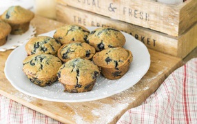 Кексы с ягодами черники на столе 