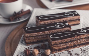 Пирожное мелодия на столе с орехами и чаем