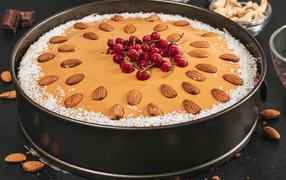 Торт с миндальными орехами, кокосовой стружкой и красной смородиной