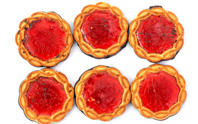 Пирожное с джемом на белом фоне