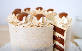 Торт с белым кремом и кофейными коржами 