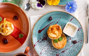 Сырники на тарелке с джемом 