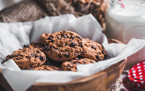 Печенье с шоколадной крошкой на столе 