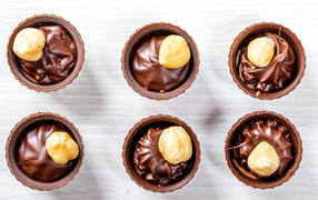 Шоколадные конфеты с фундуком на столе