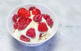 Творог со сметаной и ягодами малины