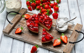 Вкусный чизкейк на столе со свежей клубникой 