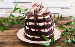 Вкусный шоколадный торт с кремом на столе 