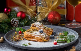 Вкусные сладкие эклеры с сахарной пудрой на блюде с ягодами 