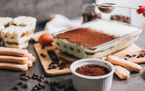 Десерт тирамису на столе с какао 