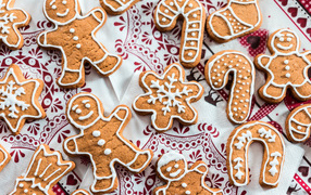 Праздничное печенье с глазурью на столе 