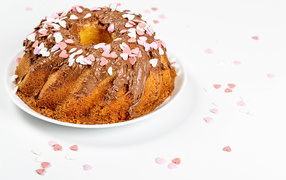 Аппетитный кекс с шоколадом и конфетами в форме сердца 