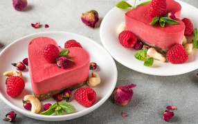 Фруктовое суфле в форме сердца на тарелке с малиной и орехами 