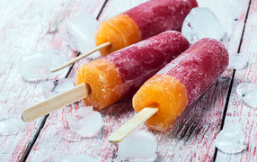 Мороженое фруктовый лед на деревянном столе 