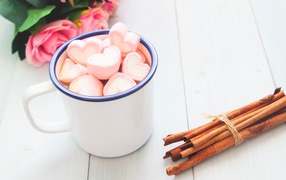 Железная чашка какао с маршмеллоу на столе с корицей 