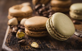 Десерт макарун на столе с кофейными зернами
