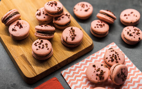 Десерт макарун на деревянной доске