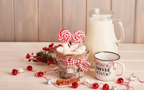 Маршмеллоу на столе с кофе и молоком