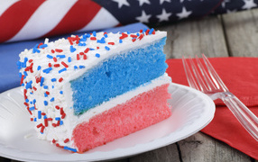 Разноцветный торт на тарелке с кремом