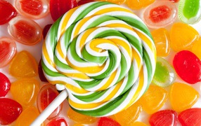 Разноцветный большой леденец на палочке крупным планом