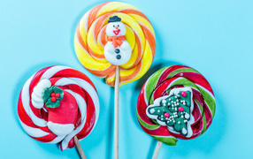 Разноцветные леденцы на палочках на голубом фоне