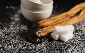 Выпечка с шоколадом на столе с сахаром