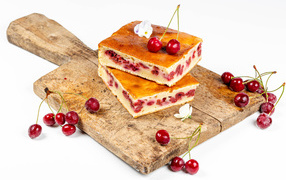 Пирог с вишнями на доске на белом фоне