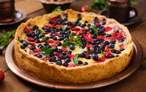 Пирог с творогом и ягодами на столе