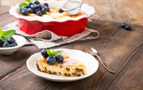 Пирог с изюмом и ягодами черники на столе