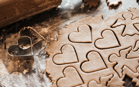 Сырое печенье в форме ангелов и сердечек