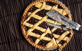 Песочный тарт с вареньем на столе 