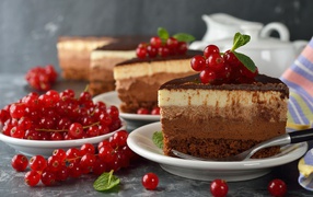 Кусок торта Три шоколада с ягодами красной смородины