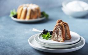 Кусочки кекса на тарелке с ягодами ежевики