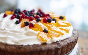 Сладкий пирог с кремом и ягодами 