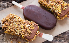 Вкусное холодное мороженое в шоколаде на столе 